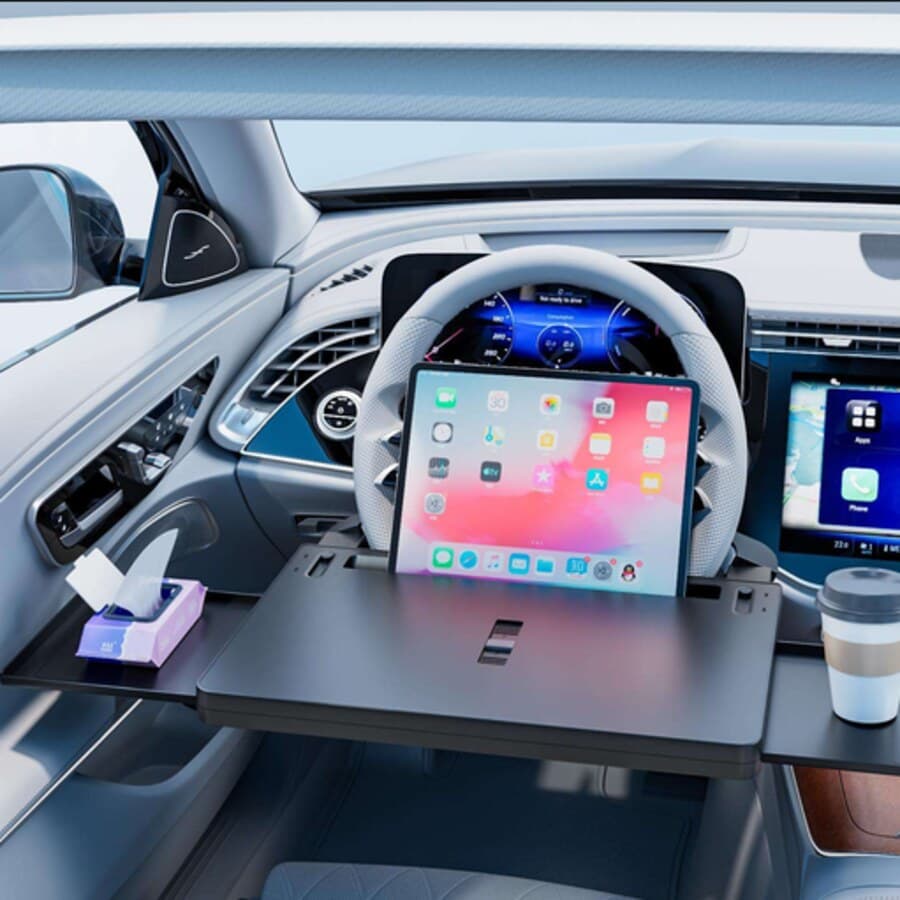 Tablette de volant multifonction installée avec une tablette, un gobelet et des mouchoirs